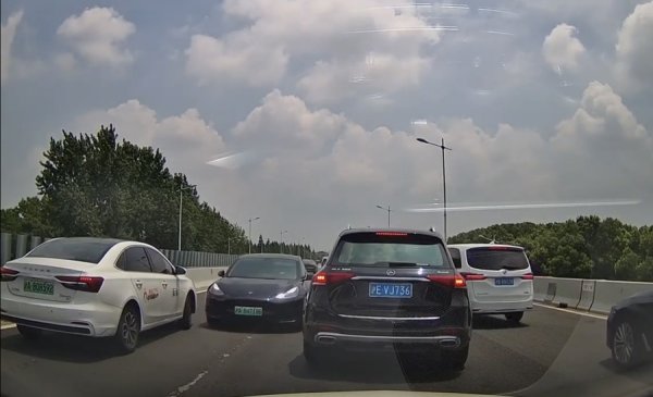 在线股票配资排名 今天中午，一轿车在沪渝高速上逆行