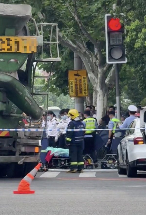 炒股入门知识配资平台 水泥搅拌车右转撞倒电动自行车 伤者被及时送医救治